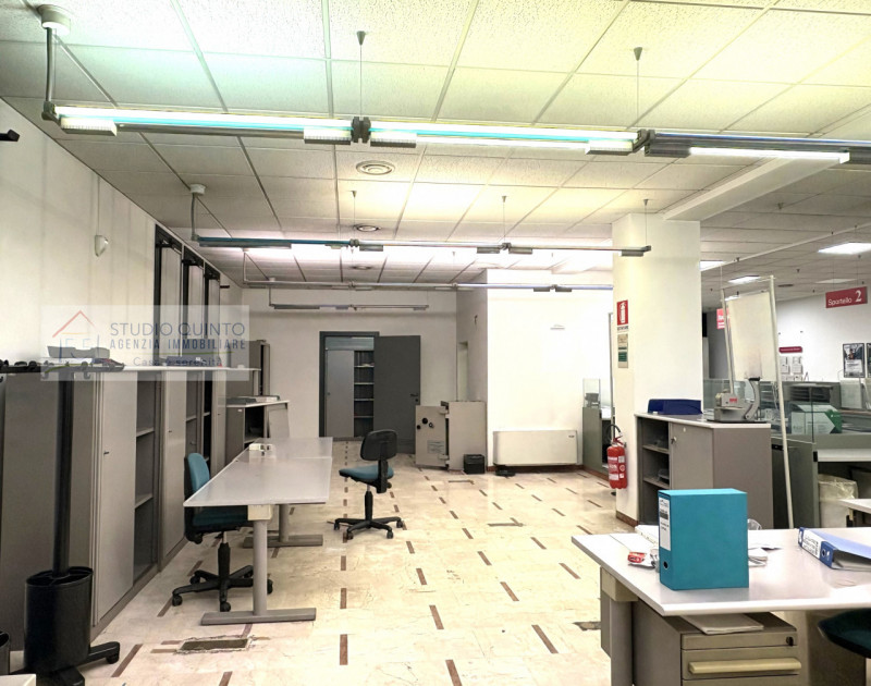 Negozio al piano terra, ad uso commerciale/direzionale, posizionato in zona strategica su strada ...