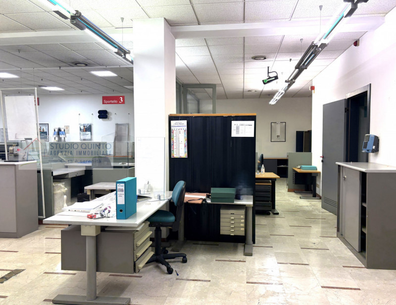 Negozio al piano terra, ad uso commerciale/direzionale, posizionato in zona strategica su strada ...