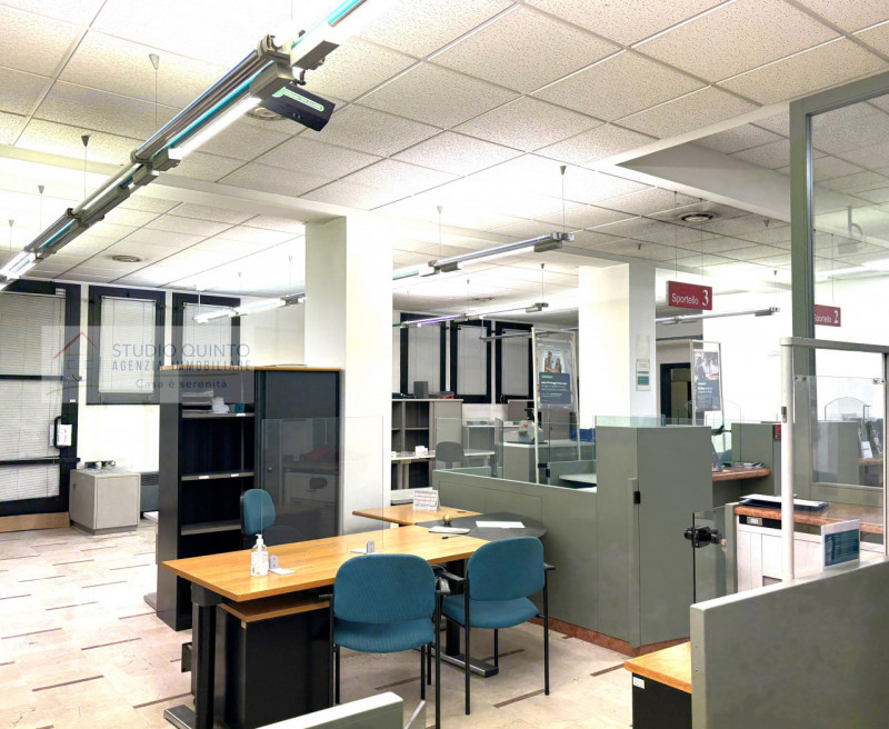 Negozio al piano terra, ad uso commerciale/direzionale, posizionato in zona strategica su strada ...