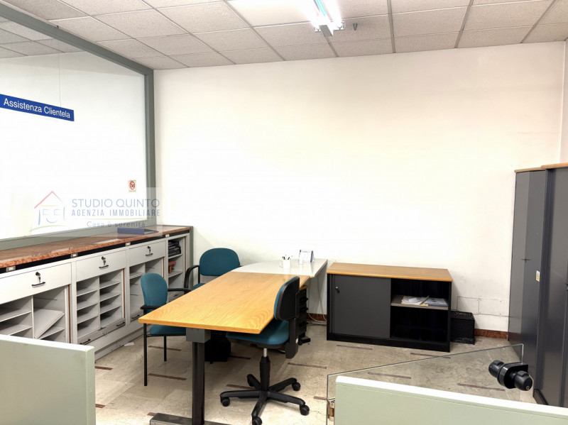 Negozio al piano terra, ad uso commerciale/direzionale, posizionato in zona strategica su strada ...
