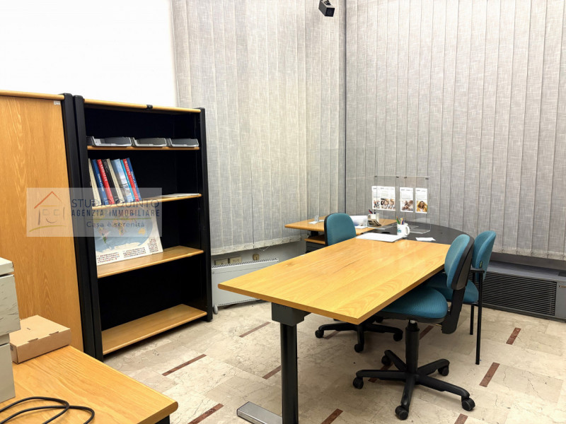 Negozio al piano terra, ad uso commerciale/direzionale, posizionato in zona strategica su strada ...