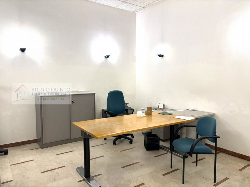 Negozio al piano terra, ad uso commerciale/direzionale, posizionato in zona strategica su strada ...