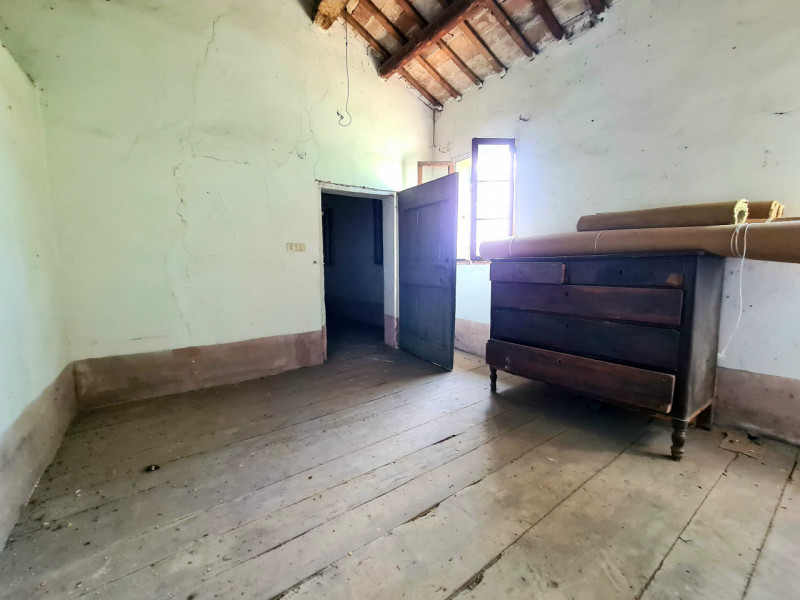 Proponiamo in vendita a Villa Estense, porzione di rustico da ristrutturare, immerso nella pace e...