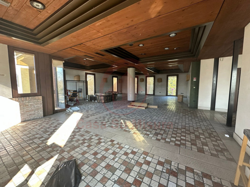 CADONEGHE LOCALE COMMERCIALE FRONTE STRADA CON PARCHEGGIO - https://images.gestionaleimmobiliare.it/foto/annunci/250123/4414383/800x800/5debd592-7d06-4eda-8585-07d65c3ff0f7_wmk_0.jpg 