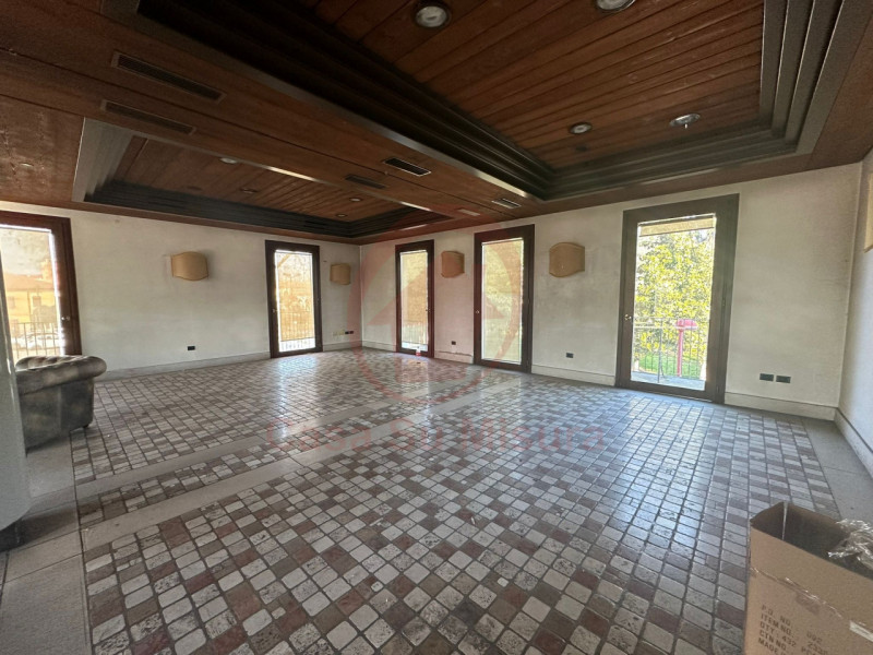CADONEGHE LOCALE COMMERCIALE FRONTE STRADA CON PARCHEGGIO - https://images.gestionaleimmobiliare.it/foto/annunci/250123/4414383/800x800/b7ac7b7b-ecaa-41b7-96e8-4fd0783936ce_wmk_0.jpg 
