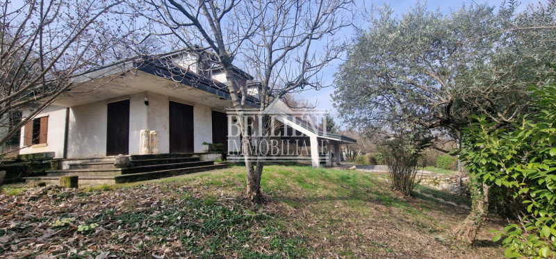 Bugano - in zona panoramica ed immersa nel verde proponiamo in vendita villa singola da ristruttu...