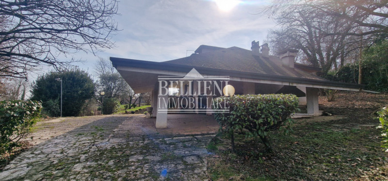 Bugano - in zona panoramica ed immersa nel verde proponiamo in vendita villa singola da ristruttu...