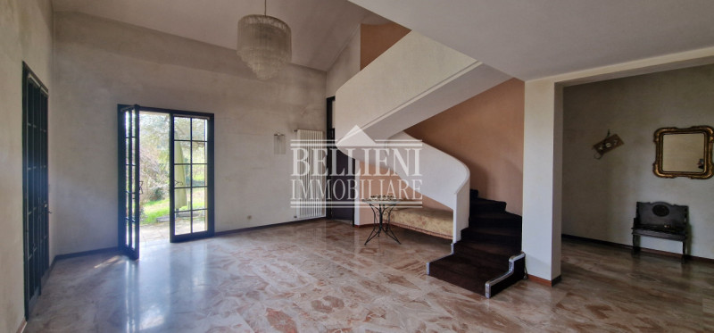 Bugano - in zona panoramica ed immersa nel verde proponiamo in vendita villa singola da ristruttu...