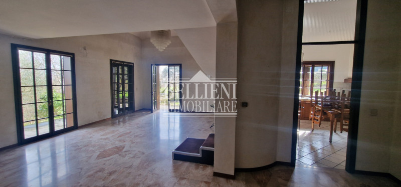 Bugano - in zona panoramica ed immersa nel verde proponiamo in vendita villa singola da ristruttu...