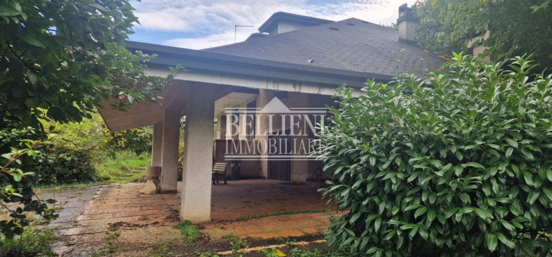 Bugano - in zona panoramica ed immersa nel verde proponiamo in vendita villa singola da ristruttu...