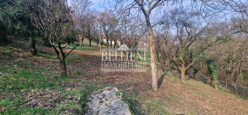 Bugano - in zona panoramica ed immersa nel verde proponiamo in vendita villa singola da ristruttu...