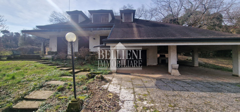 Bugano - in zona panoramica ed immersa nel verde proponiamo in vendita villa singola da ristruttu...