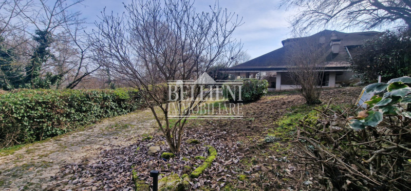 Bugano - in zona panoramica ed immersa nel verde proponiamo in vendita villa singola da ristruttu...