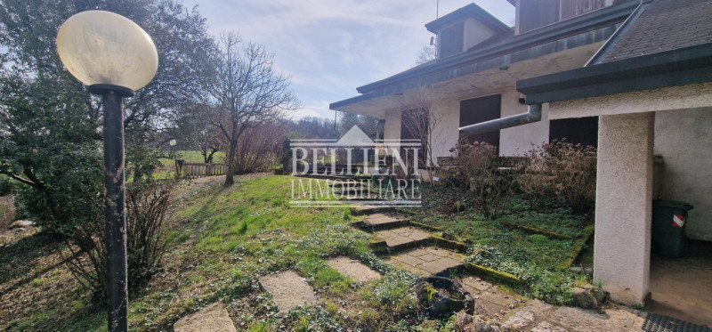 Bugano - in zona panoramica ed immersa nel verde proponiamo in vendita villa singola da ristruttu...