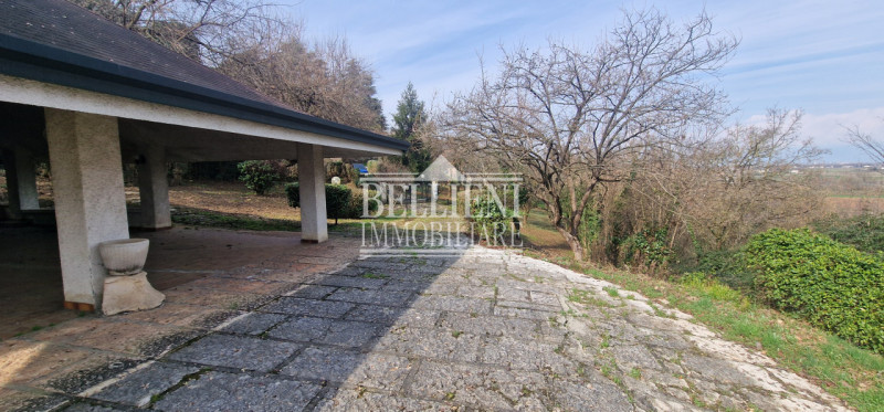 Bugano - in zona panoramica ed immersa nel verde proponiamo in vendita villa singola da ristruttu...