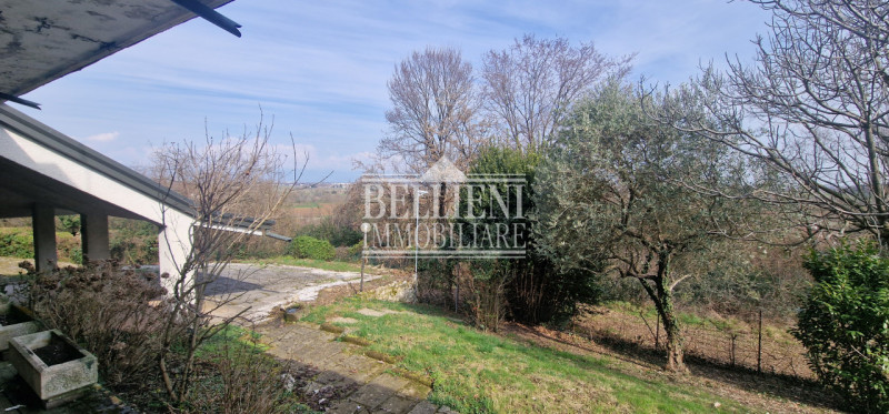 Bugano - in zona panoramica ed immersa nel verde proponiamo in vendita villa singola da ristruttu...