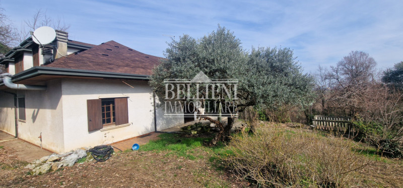 Bugano - in zona panoramica ed immersa nel verde proponiamo in vendita villa singola da ristruttu...