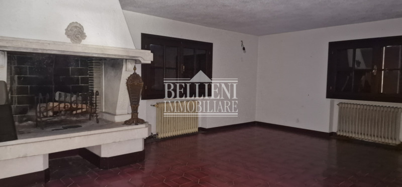 Bugano - in zona panoramica ed immersa nel verde proponiamo in vendita villa singola da ristruttu...