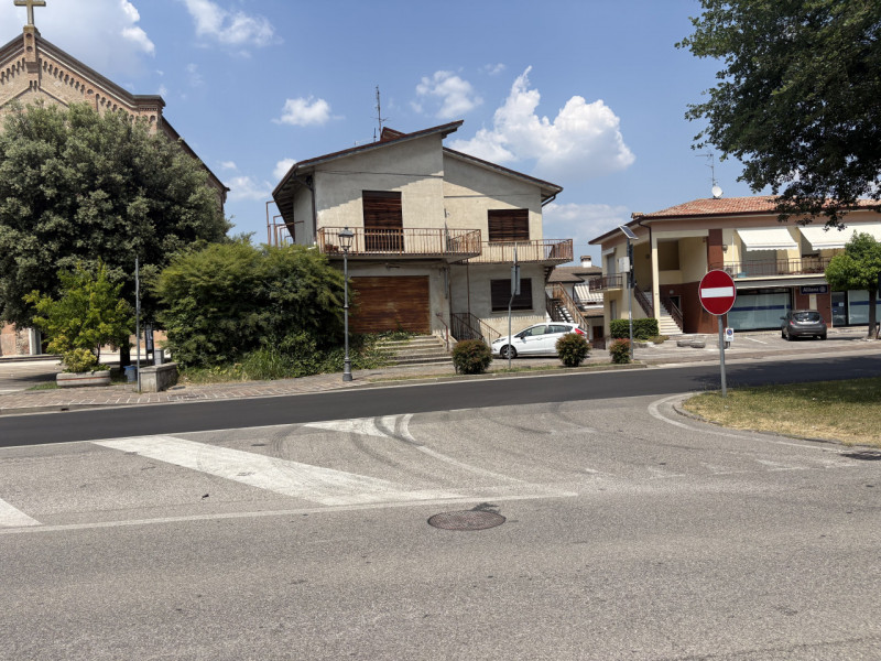 In posizione centralissima, a pochi passi dalla chiesa e inserito in un contesto di forte passagg...