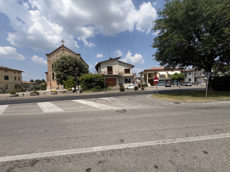 In posizione centralissima, a pochi passi dalla chiesa e inserito in un contesto di forte passagg...