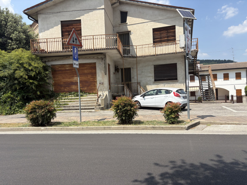 In posizione centralissima, a pochi passi dalla chiesa e inserito in un contesto di forte passagg...