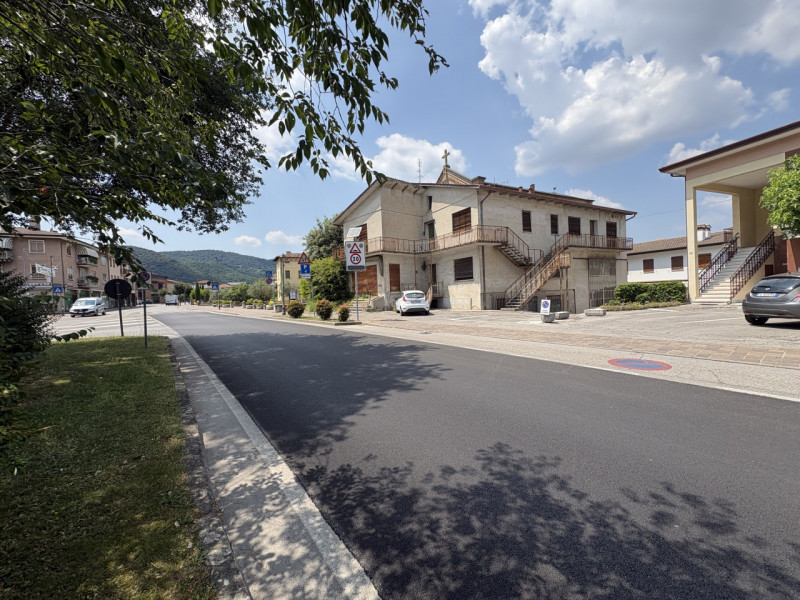 In posizione centralissima, a pochi passi dalla chiesa e inserito in un contesto di forte passagg...