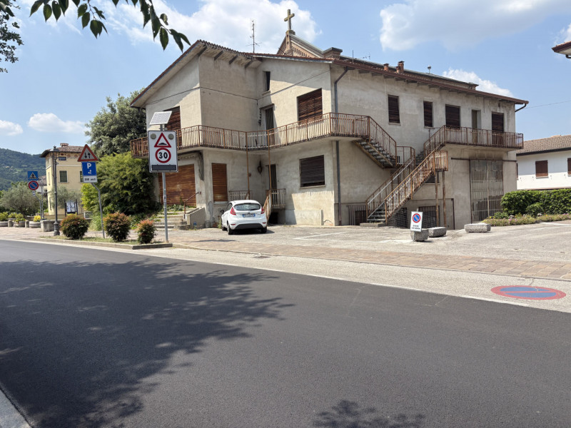 In posizione centralissima, a pochi passi dalla chiesa e inserito in un contesto di forte passagg...