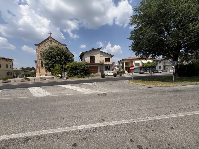 In posizione centralissima, a pochi passi dalla chiesa e inserito in un contesto di forte passagg...