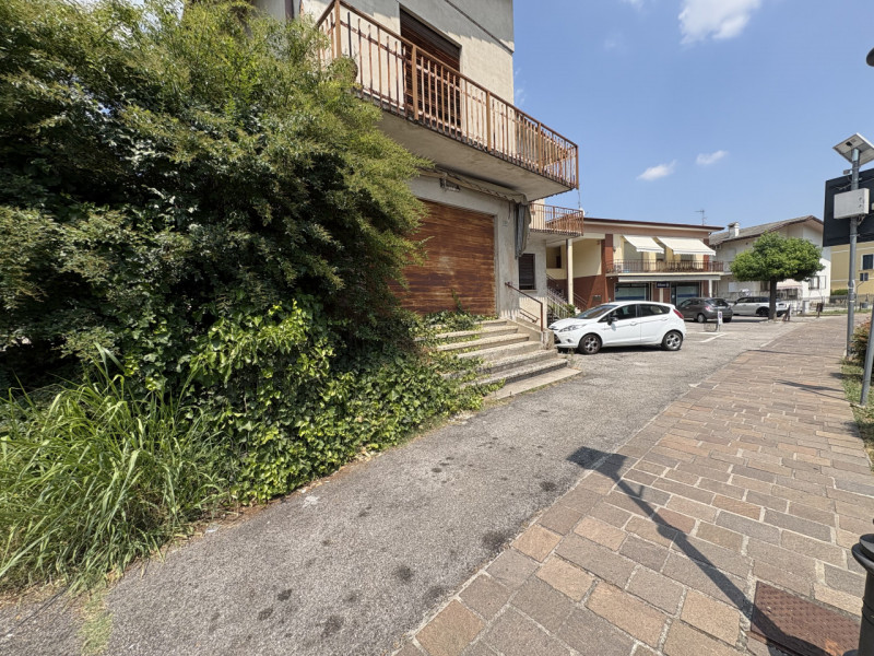 In posizione centralissima, a pochi passi dalla chiesa e inserito in un contesto di forte passagg...