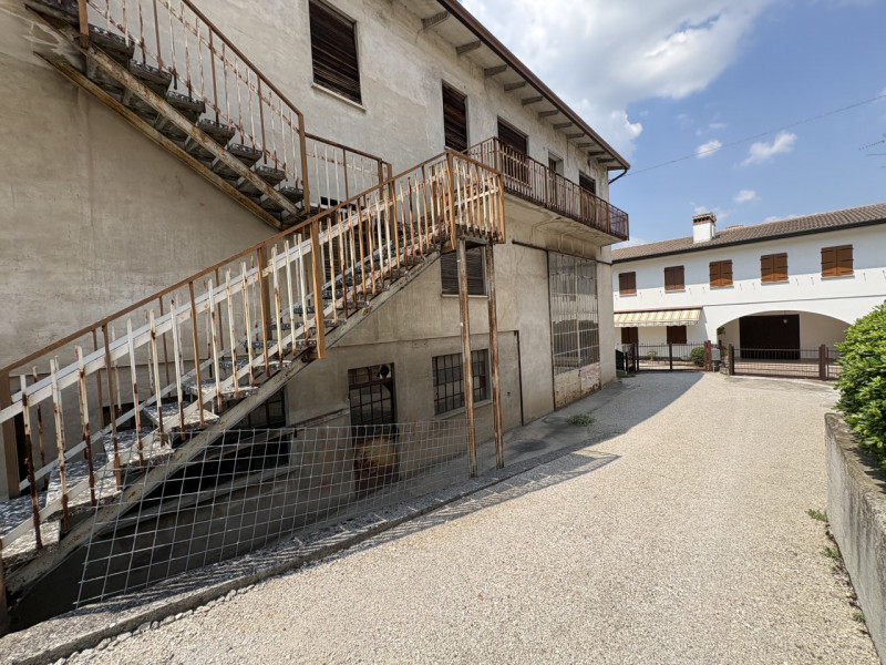 In posizione centralissima, a pochi passi dalla chiesa e inserito in un contesto di forte passagg...