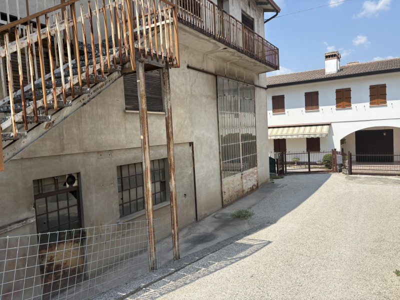 In posizione centralissima, a pochi passi dalla chiesa e inserito in un contesto di forte passagg...