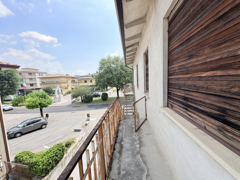 In posizione centralissima, a pochi passi dalla chiesa e inserito in un contesto di forte passagg...