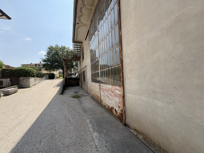 In posizione centralissima, a pochi passi dalla chiesa e inserito in un contesto di forte passagg...