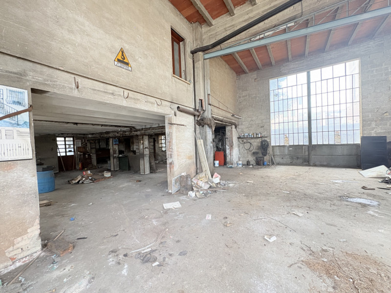 In posizione centralissima, a pochi passi dalla chiesa e inserito in un contesto di forte passagg...