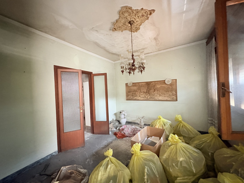 In posizione centralissima, a pochi passi dalla chiesa e inserito in un contesto di forte passagg...