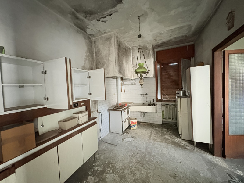 In posizione centralissima, a pochi passi dalla chiesa e inserito in un contesto di forte passagg...