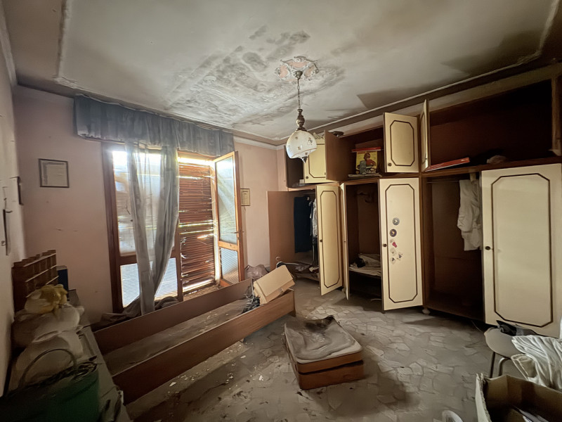 In posizione centralissima, a pochi passi dalla chiesa e inserito in un contesto di forte passagg...