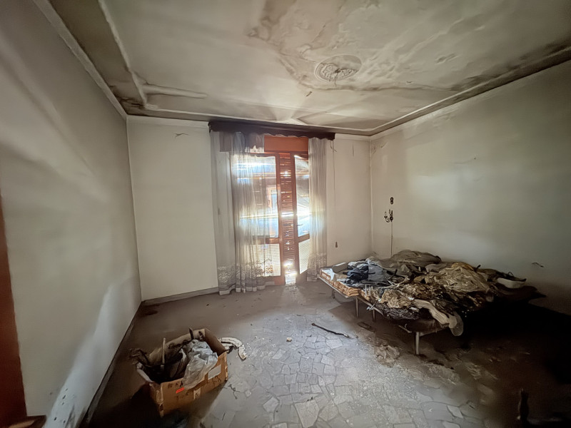 In posizione centralissima, a pochi passi dalla chiesa e inserito in un contesto di forte passagg...