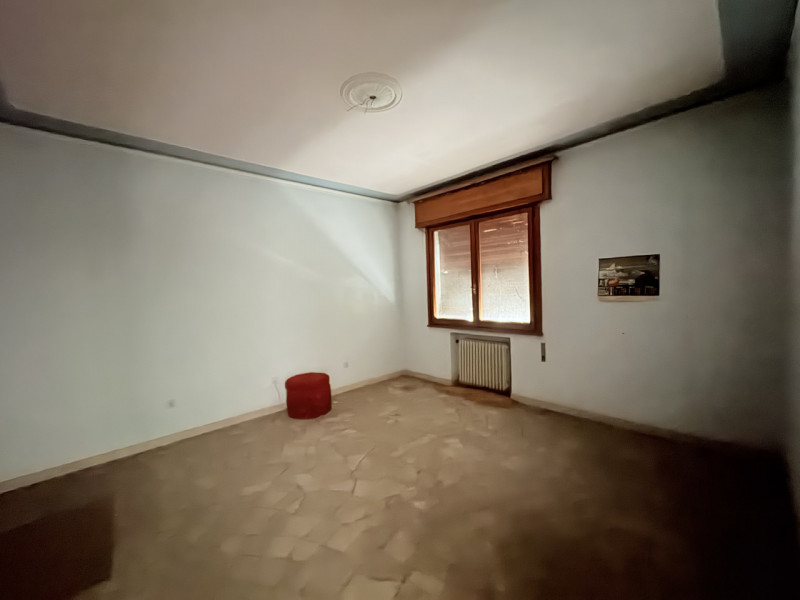 In posizione centralissima, a pochi passi dalla chiesa e inserito in un contesto di forte passagg...