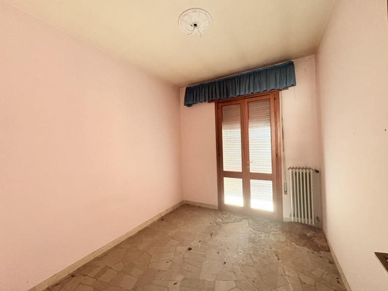 In posizione centralissima, a pochi passi dalla chiesa e inserito in un contesto di forte passagg...