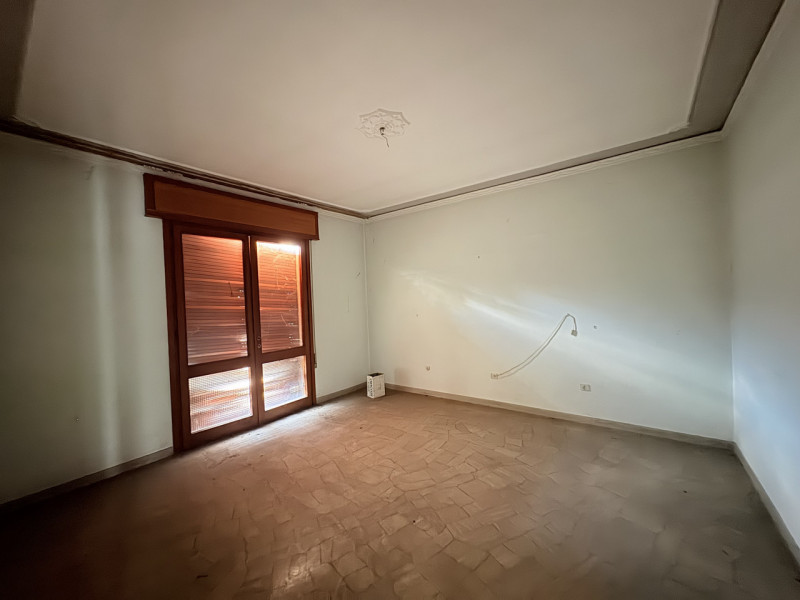In posizione centralissima, a pochi passi dalla chiesa e inserito in un contesto di forte passagg...