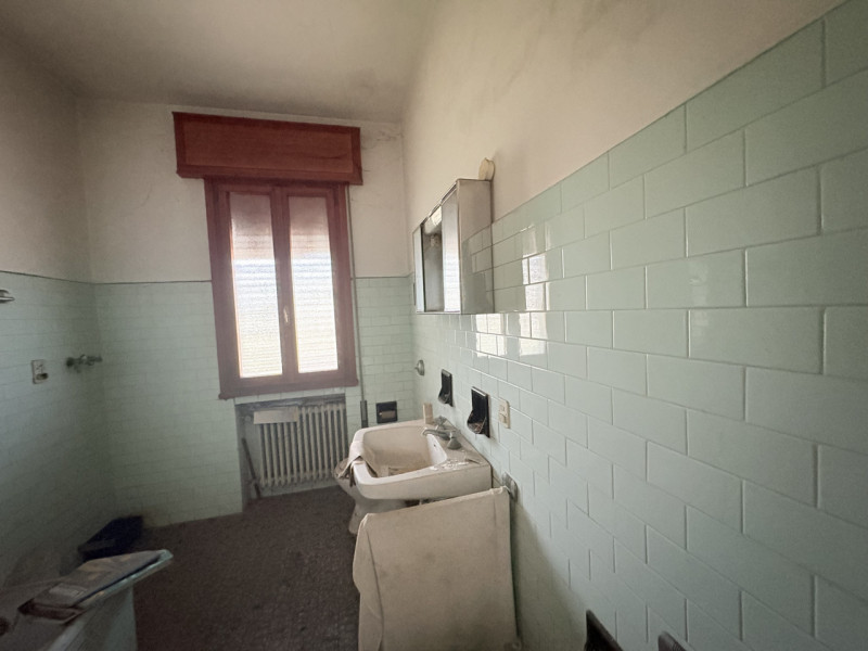 In posizione centralissima, a pochi passi dalla chiesa e inserito in un contesto di forte passagg...
