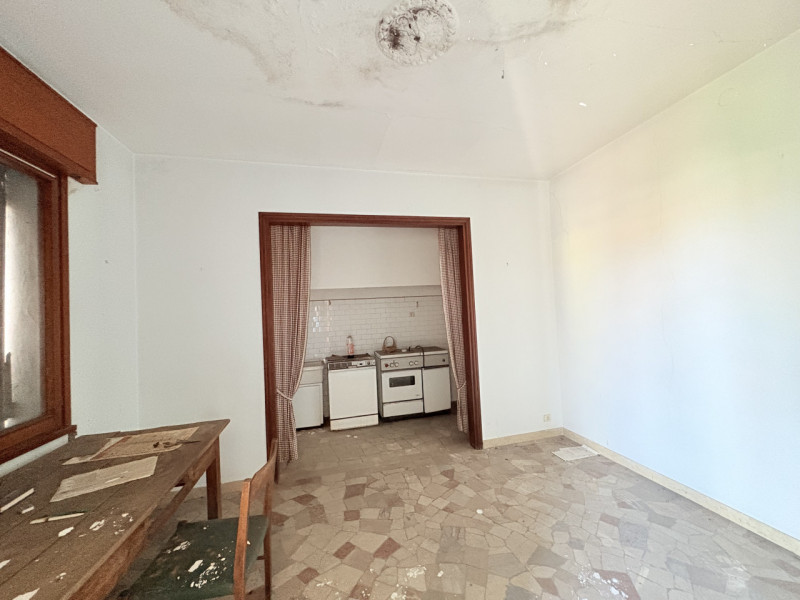 In posizione centralissima, a pochi passi dalla chiesa e inserito in un contesto di forte passagg...