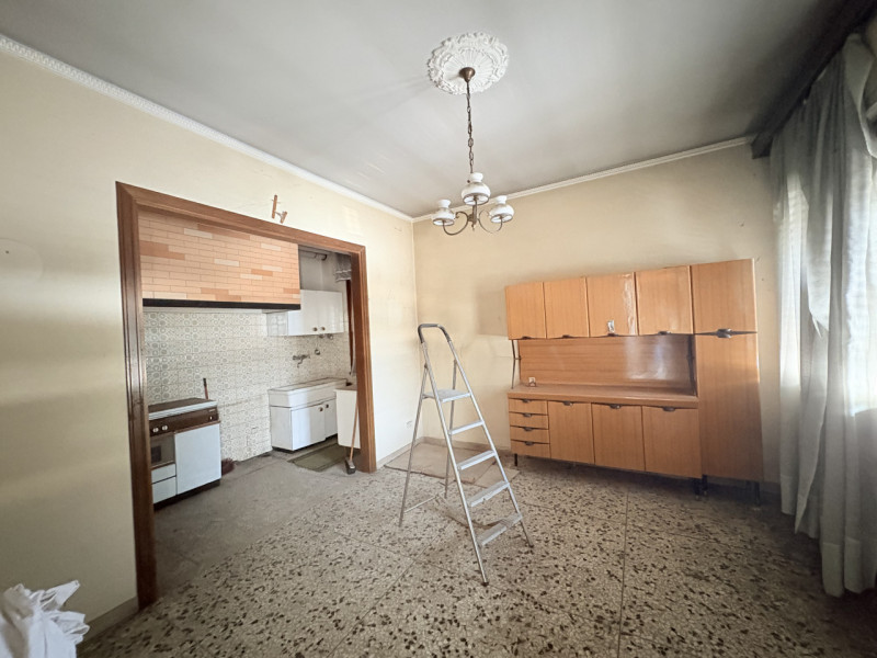 In posizione centralissima, a pochi passi dalla chiesa e inserito in un contesto di forte passagg...