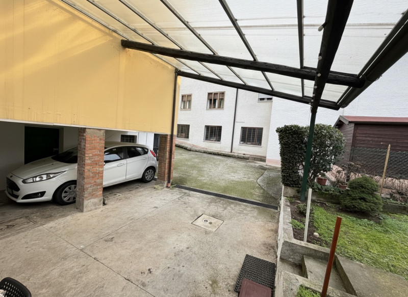 Nel cuore dei Colli Euganei, nel pienissimo centro di Torreglia, proponiamo in vendita porzione d...