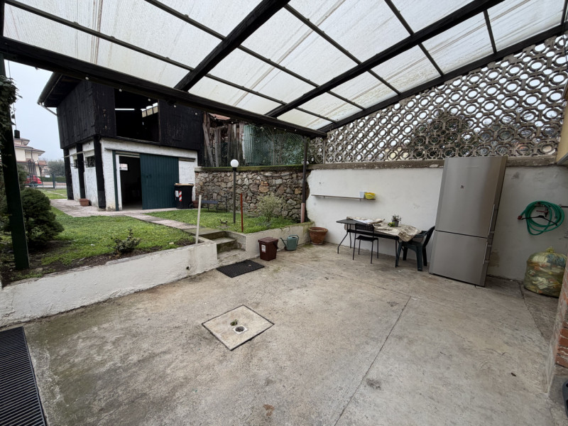 Nel cuore dei Colli Euganei, nel pienissimo centro di Torreglia, proponiamo in vendita porzione d...