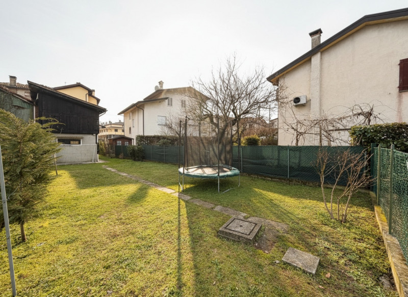 Nel cuore dei Colli Euganei, nel pienissimo centro di Torreglia, proponiamo in vendita porzione d...