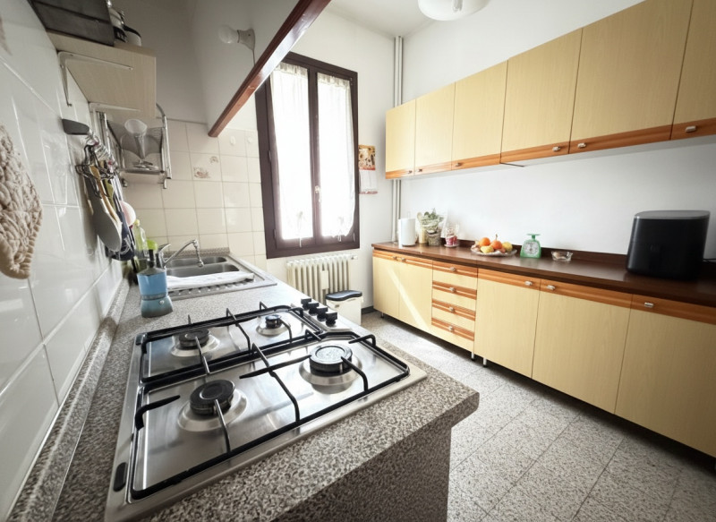 Nel cuore dei Colli Euganei, nel pienissimo centro di Torreglia, proponiamo in vendita porzione d...