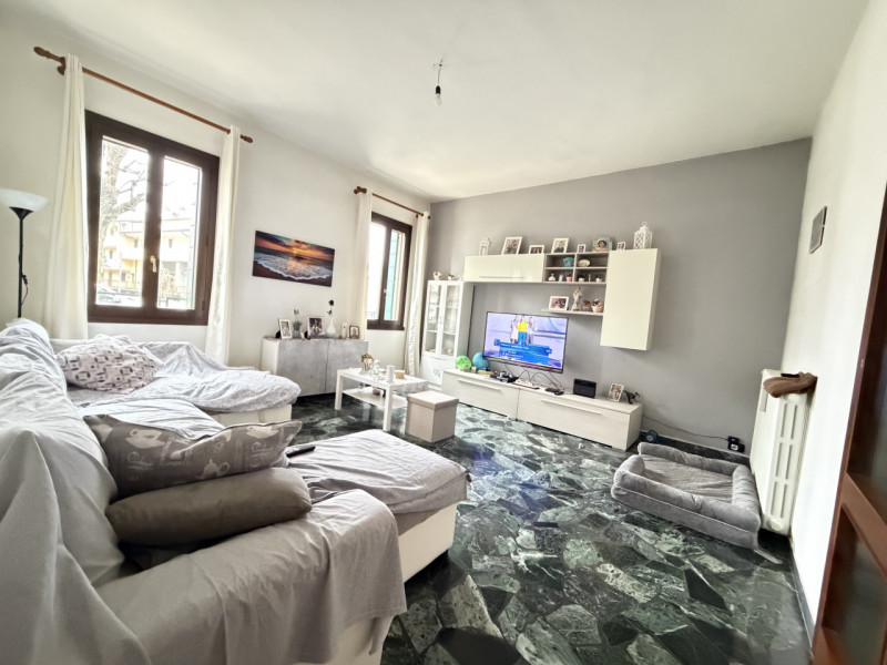 Nel cuore dei Colli Euganei, nel pienissimo centro di Torreglia, proponiamo in vendita porzione d...