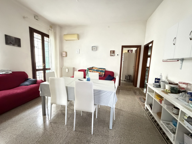 Nel cuore dei Colli Euganei, nel pienissimo centro di Torreglia, proponiamo in vendita porzione d...